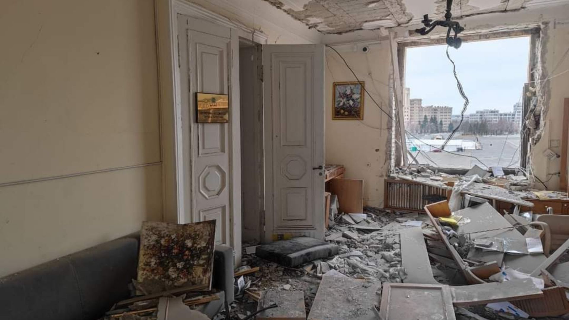 Харьков. Внутри здания обладминистрации после  ударов российских ракет